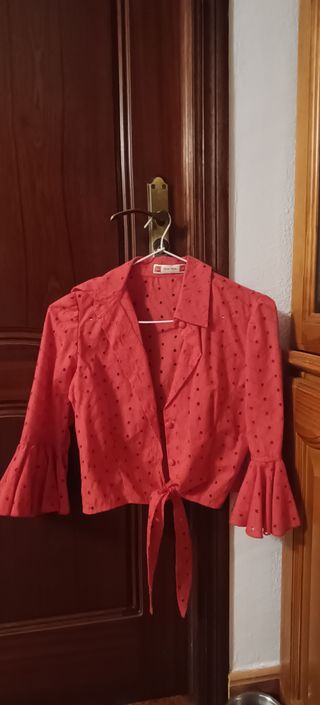 Traje de flamenca con chalequillo y mantoncillo