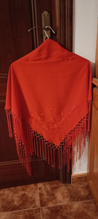 Traje de flamenca con chalequillo y mantoncillo