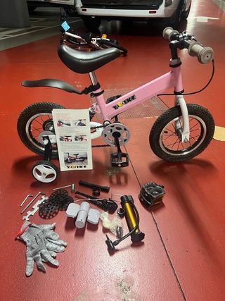 Bicicleta infantil rosa con ruedines