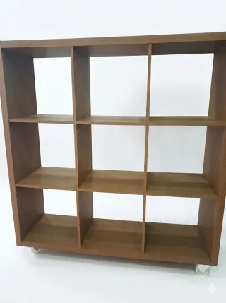 Estantería de madera con ruedas