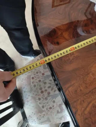 Mesa de comedor de madera y cristal