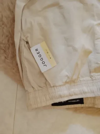 Pantalón jogger beige hombre