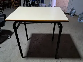 Pupitre escolar beige y negro