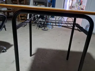 Pupitre escolar beige y negro