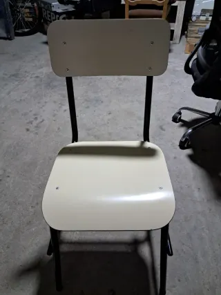 Pupitre escolar beige y negro