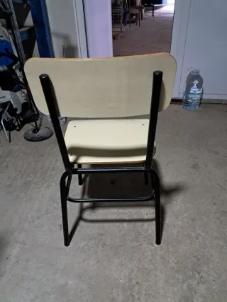 Pupitre escolar beige y negro