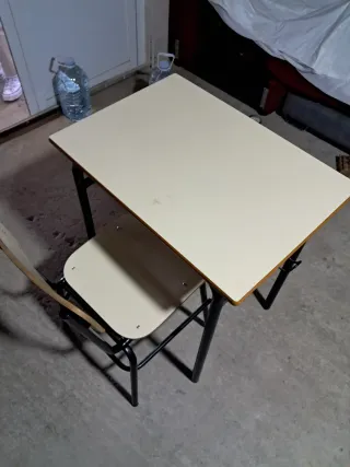 Pupitre escolar beige y negro