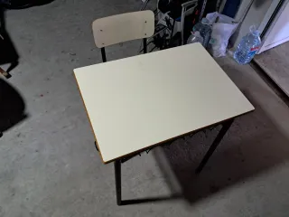 Pupitre escolar beige y negro