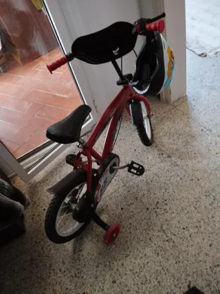Bicicleta infantil roja con ruedines