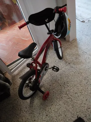 Bicicleta infantil roja con ruedines