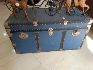 Baúl antiguo azul y marrón