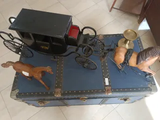 Baúl antiguo azul y marrón