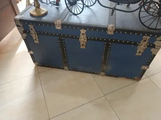 Baúl antiguo azul y marrón