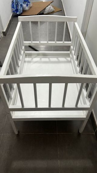 Minicuna blanca con ruedas