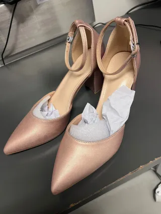 Zapatos de tacón dorados y rosas