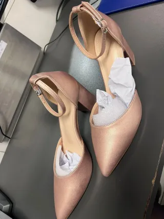 Zapatos de tacón dorados y rosas