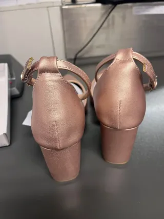 Zapatos de tacón dorados y rosas