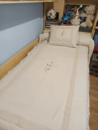 Edredon individual y almohada beige y blanca