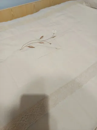 Edredon individual y almohada beige y blanca