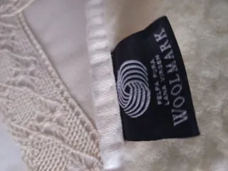 Edredon individual y almohada beige y blanca