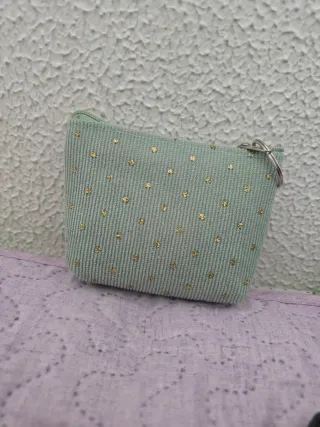 Monedero verde con detalles dorados