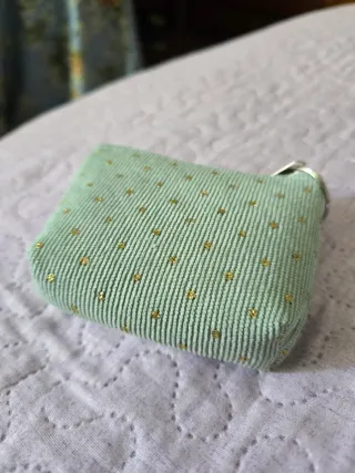 Monedero verde con detalles dorados