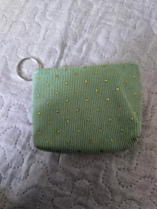 Monedero verde con detalles dorados