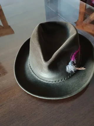 Cappello in velluto verdone con piume