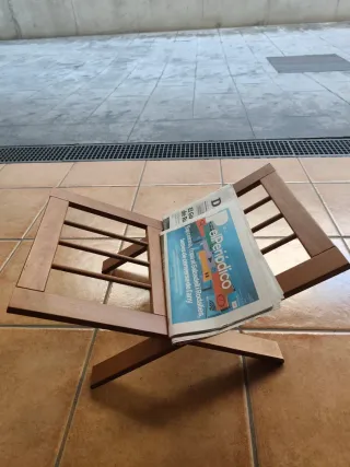 Revistero de madera impecable