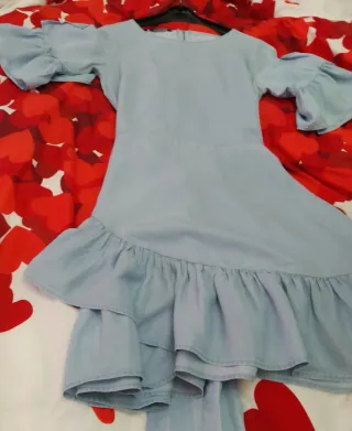 Vestido azul con volantes