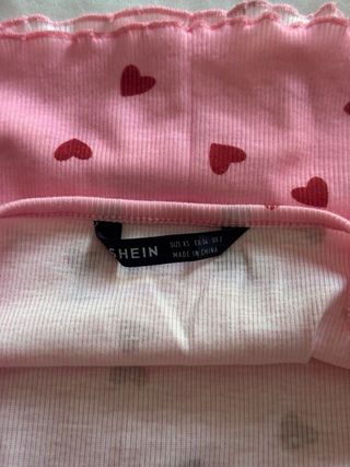 Top rosa con corazones