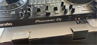 Controlador DJ Pioneer DDJ-REV1 Serato