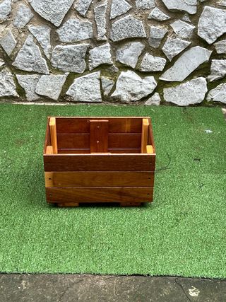 Fioriera rialzata in legno