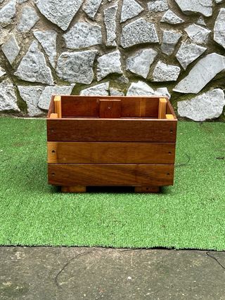 Fioriera rialzata in legno