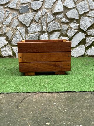 Fioriera rialzata in legno
