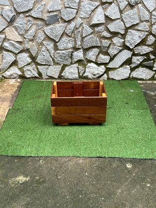 Fioriera rialzata in legno