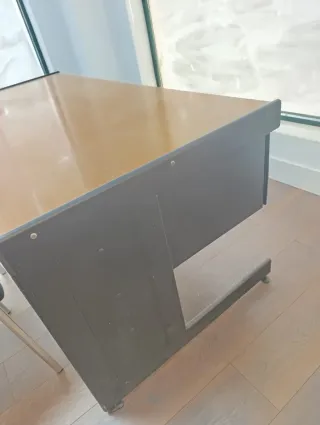 Mesa de oficina y 2 sillas