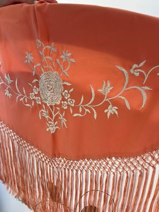 Manton de flamenca bordado