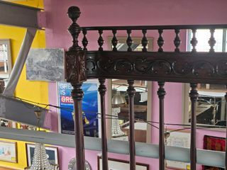 Cama antiga madeira com estrado e colchão