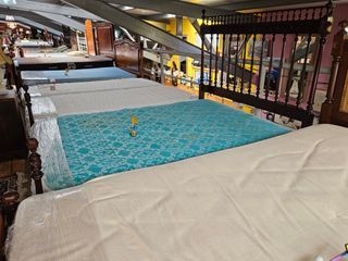 Cama antiga madeira com estrado e colchão