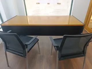 Mesa de oficina y 2 sillas