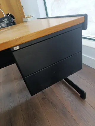 Mesa de oficina y 2 sillas