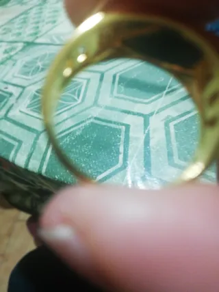Anello uomo con pietra nera e dettagli oro