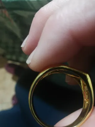 Anello uomo con pietra nera e dettagli oro