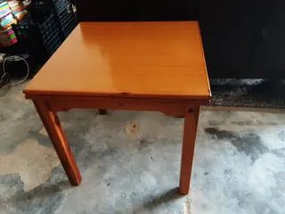 Mesa de madera extensible rústica. Medidas: 80x80