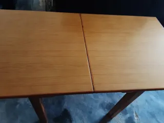 Mesa de madera extensible rústica. Medidas: 80x80