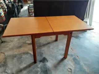 Mesa de madera extensible rústica. Medidas: 80x80