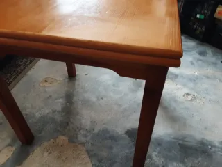 Mesa de madera extensible rústica. Medidas: 80x80