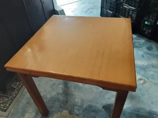 Mesa de madera extensible rústica. Medidas: 80x80