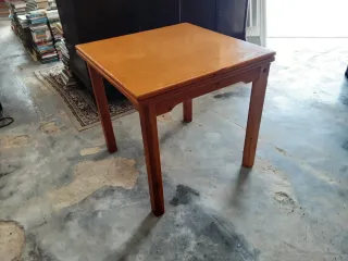 Mesa de madera extensible rústica. Medidas: 80x80